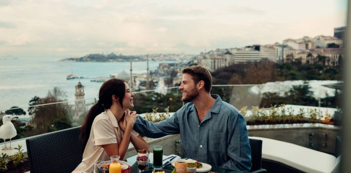 turkey-istanbul-swissotel-the-bosphorus-view-restaurant-couple-food-drink-2024-2
